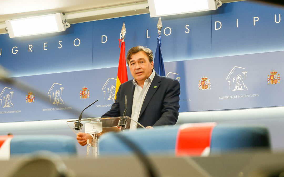 Tomás Guitarte durante una rueda de prensa esta semana en el Congreso de los Diputados./Teruel Existe