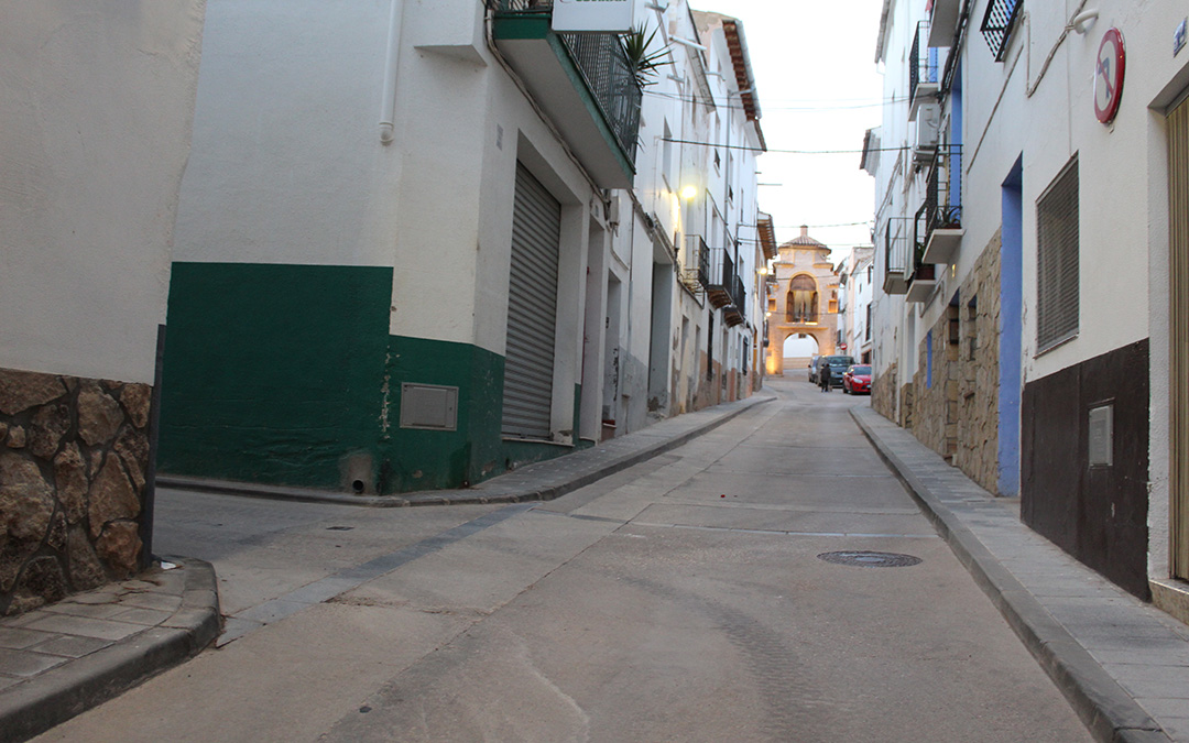 La céntrica calle de San Roque de Urrea de Gaén. / B. Severino