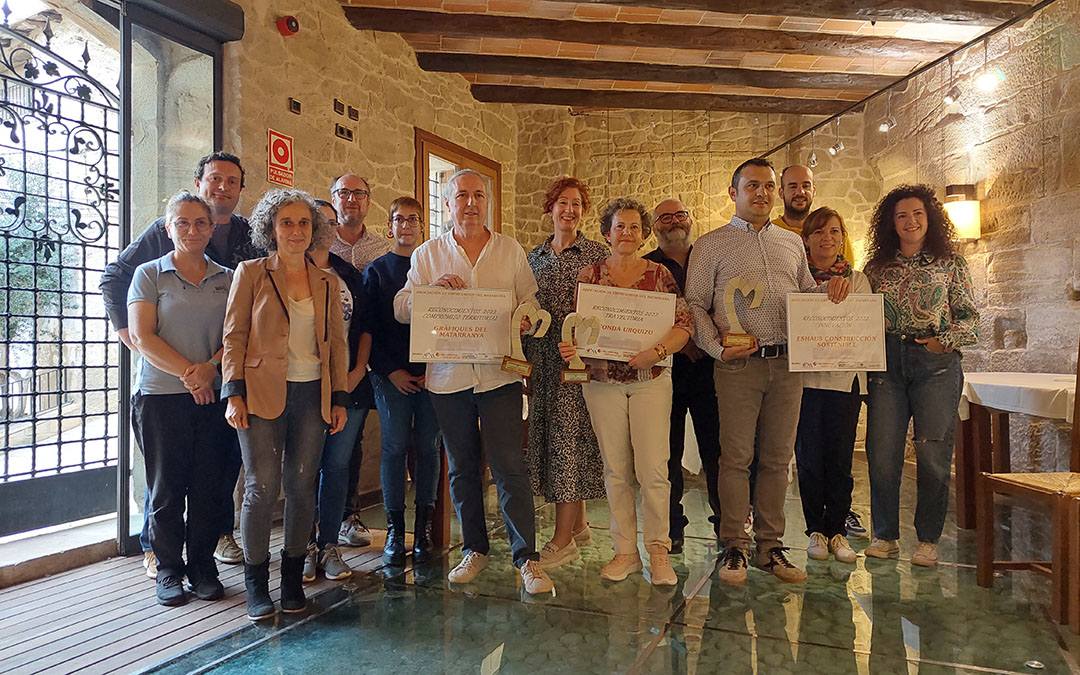 Foto de familia de los socios que asistieron al acto. En el centro, y portando los diplomas, los galardonados Ricard Solana, Teresa Llop y Rubén Esteve./J.L.