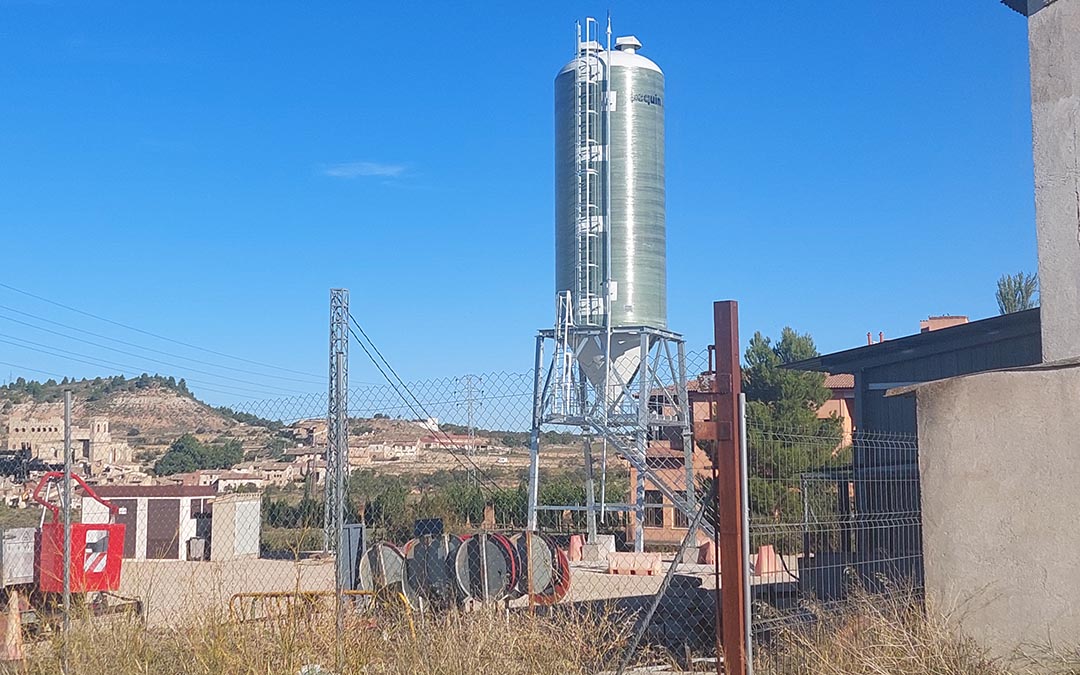 El nuevo silo está instalado junto a un almacén municipal y a pocos metros de la carretera de Beceite./J.L.