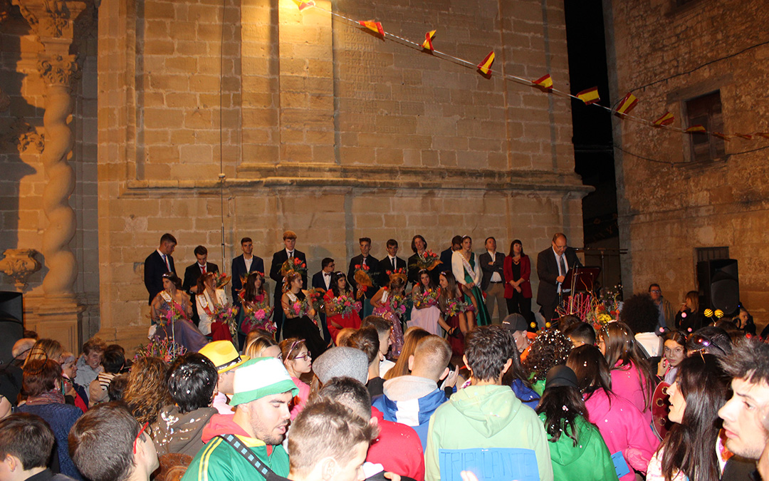 Desfile de carrozas y proclamación de reinas en Valjunquera. / B. Severino