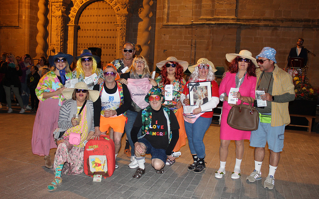 Desfile de carrozas y proclamación de reinas en Valjunquera. / B. Severino