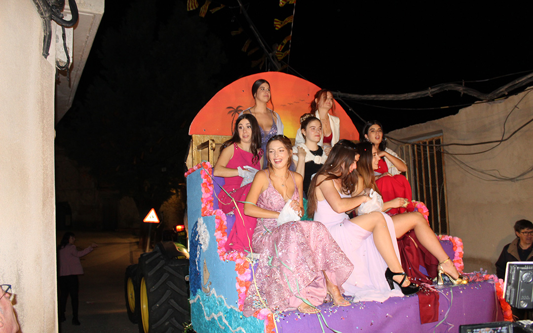 Desfile de carrozas y proclamación de reinas en Valjunquera. / B. Severino