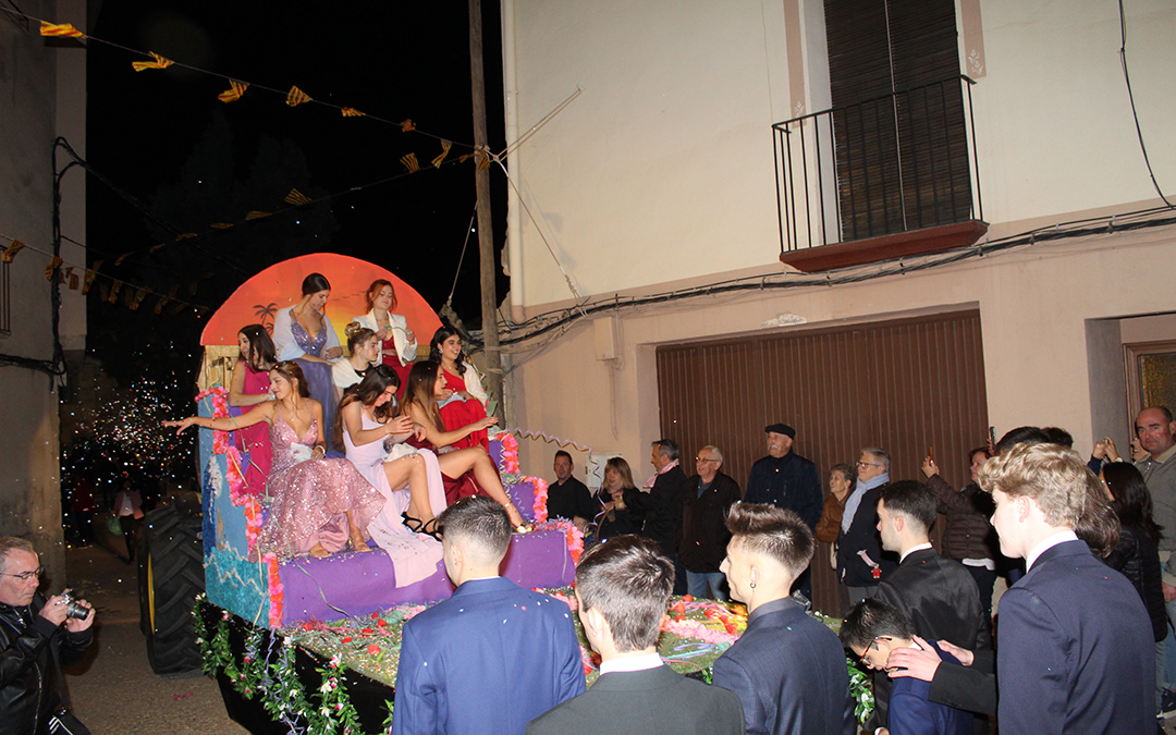 Desfile de carrozas y proclamación de reinas en Valjunquera. / B. Severino