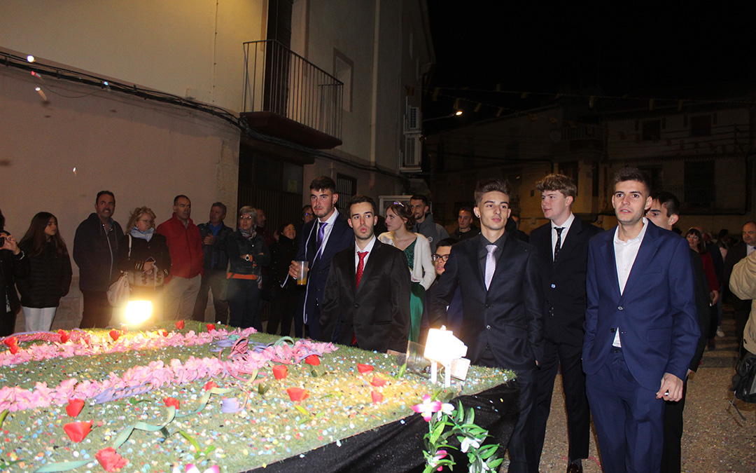 Desfile de carrozas y proclamación de reinas en Valjunquera. / B. Severino