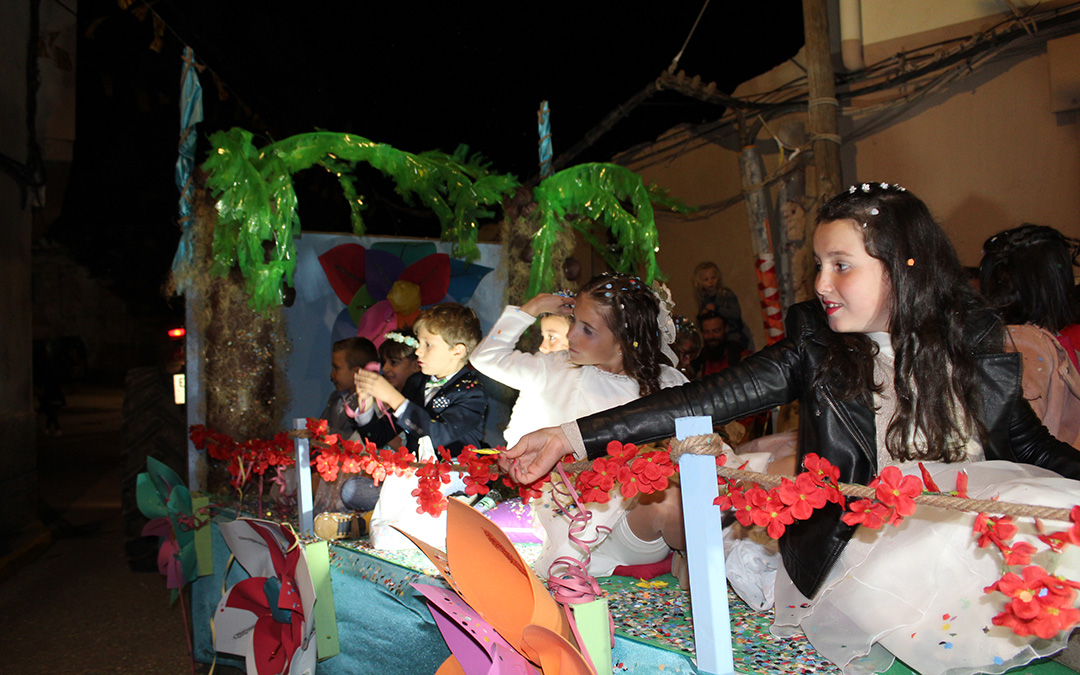 Desfile de carrozas y proclamación de reinas en Valjunquera. / B. Severino