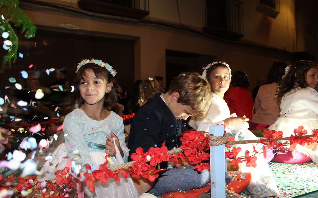 Desfile de carrozas y proclamación de reinas en Valjunquera. / B. Severino