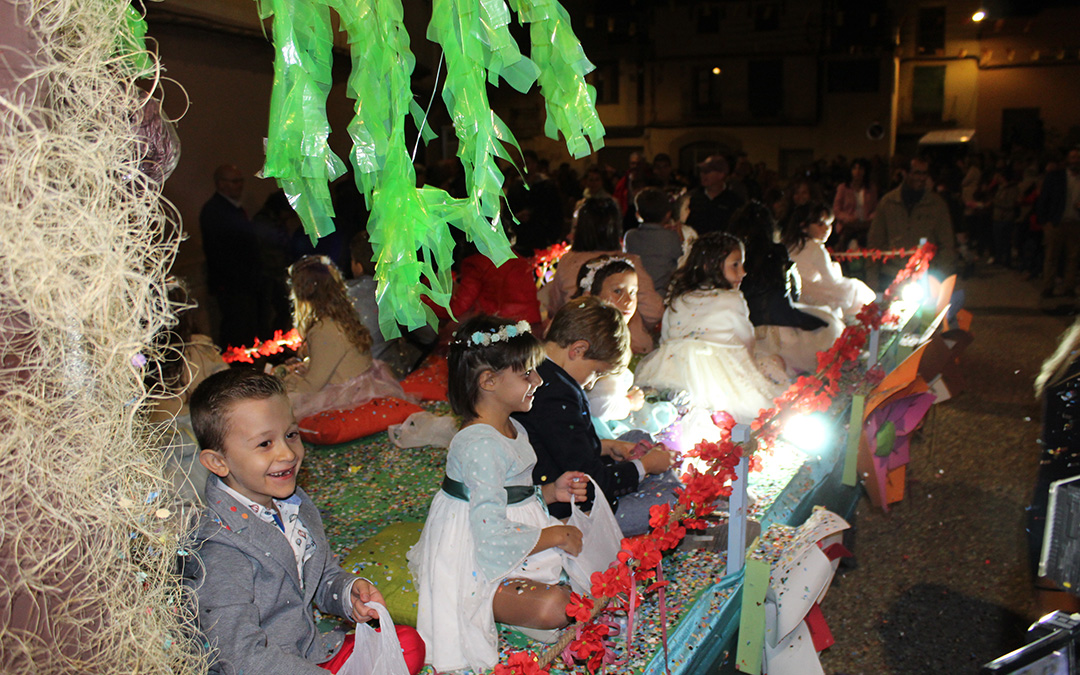 Desfile de carrozas y proclamación de reinas en Valjunquera. / B. Severino