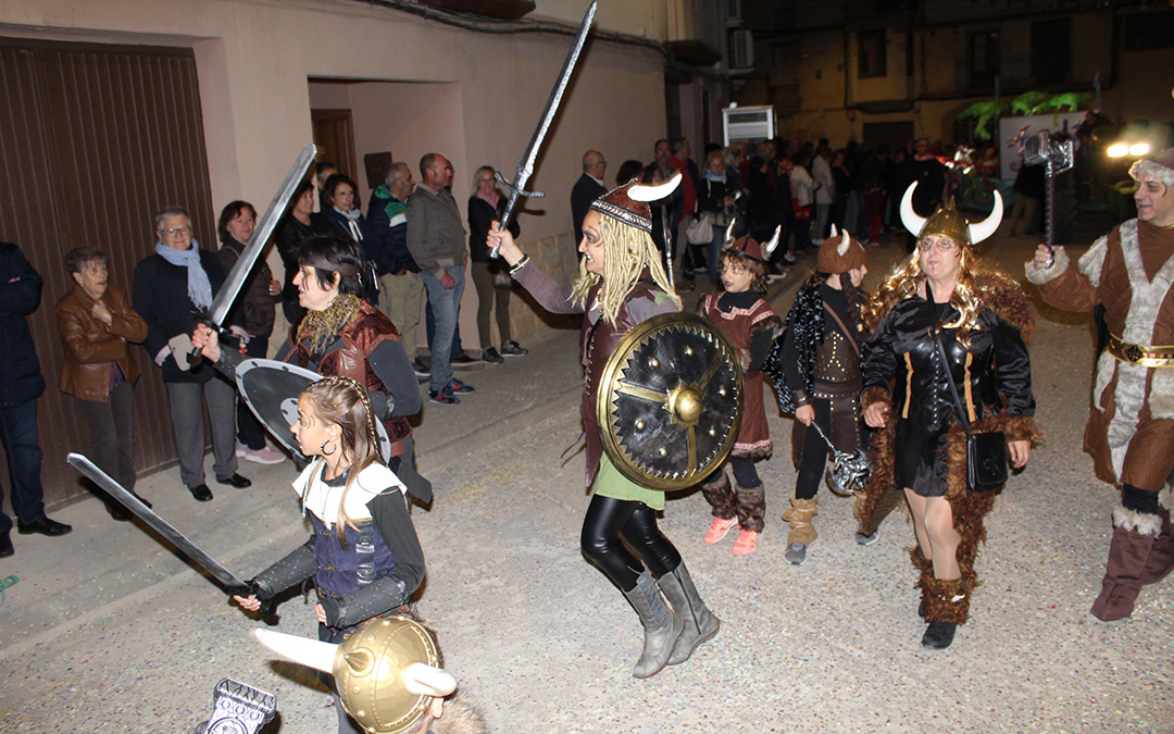 Desfile de carrozas y proclamación de reinas en Valjunquera. / B. Severino