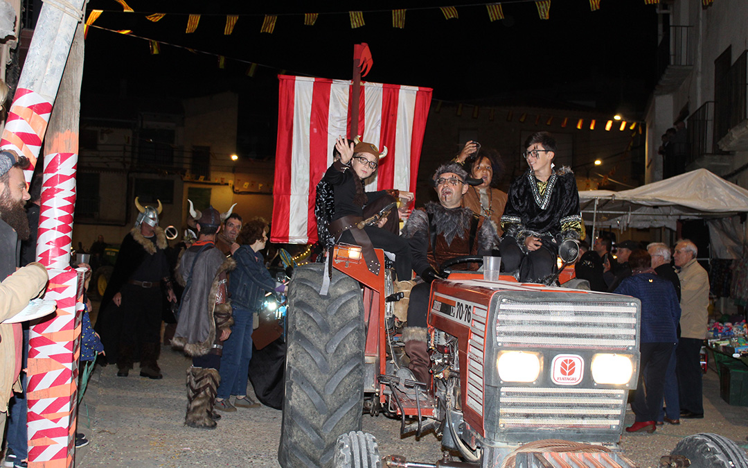 Desfile de carrozas y proclamación de reinas en Valjunquera. / B. Severino