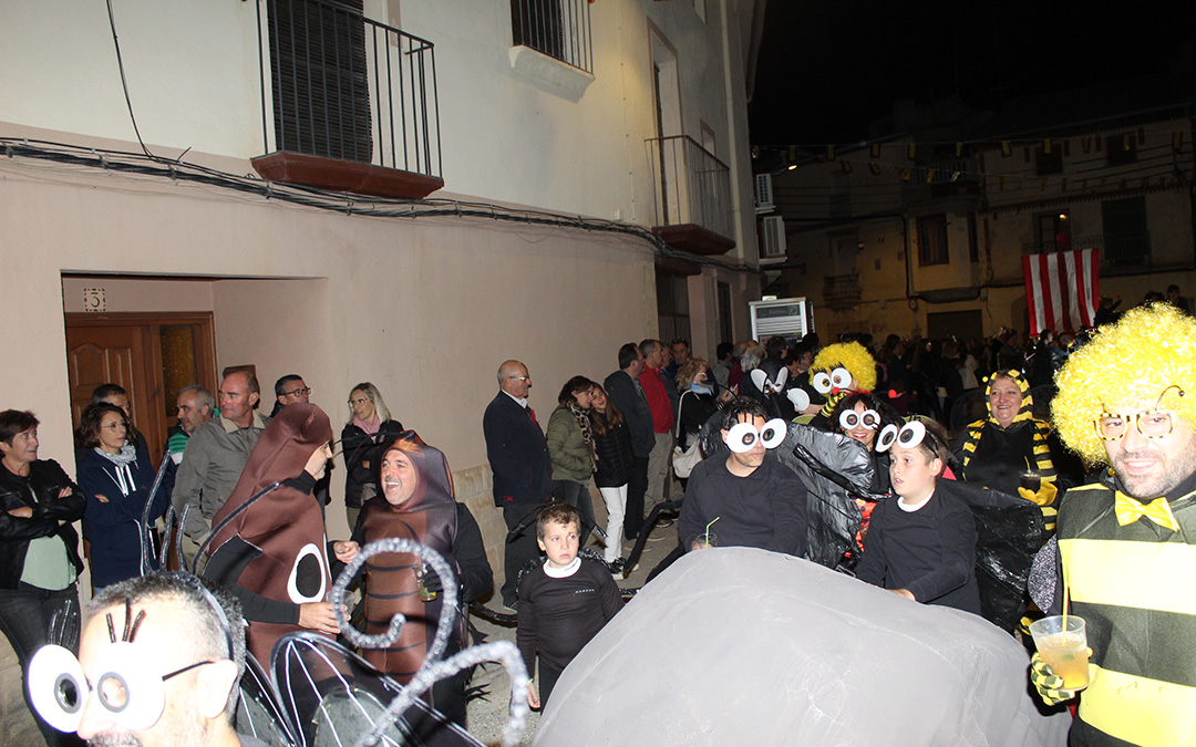 Desfile de carrozas y proclamación de reinas en Valjunquera. / B. Severino