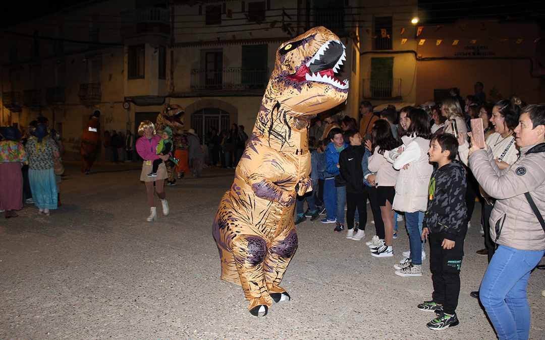 Desfile de carrozas y proclamación de reinas en Valjunquera. / B. Severino