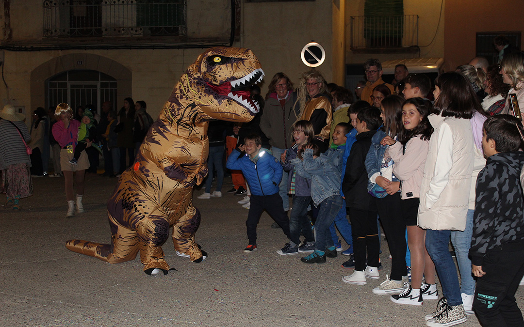 Desfile de carrozas y proclamación de reinas en Valjunquera. / B. Severino