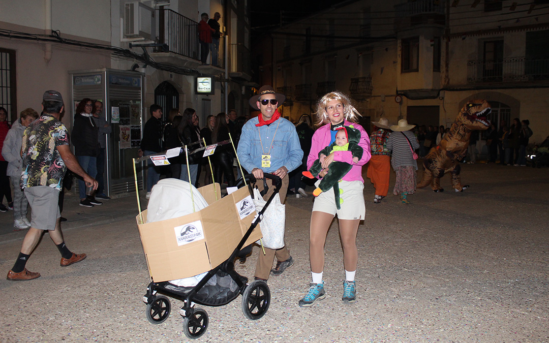 Desfile de carrozas y proclamación de reinas en Valjunquera. / B. Severino