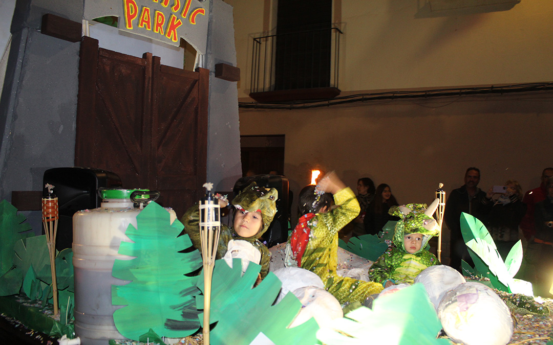 Desfile de carrozas y proclamación de reinas en Valjunquera. / B. Severino