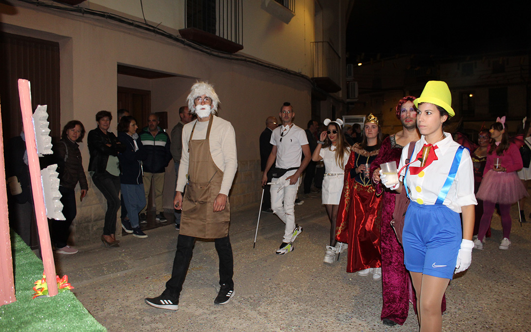 Desfile de carrozas y proclamación de reinas en Valjunquera. / B. Severino