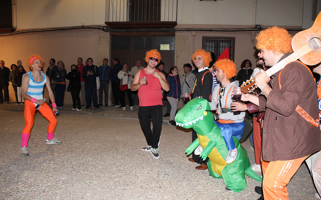 Desfile de carrozas y proclamación de reinas en Valjunquera. / B. Severino
