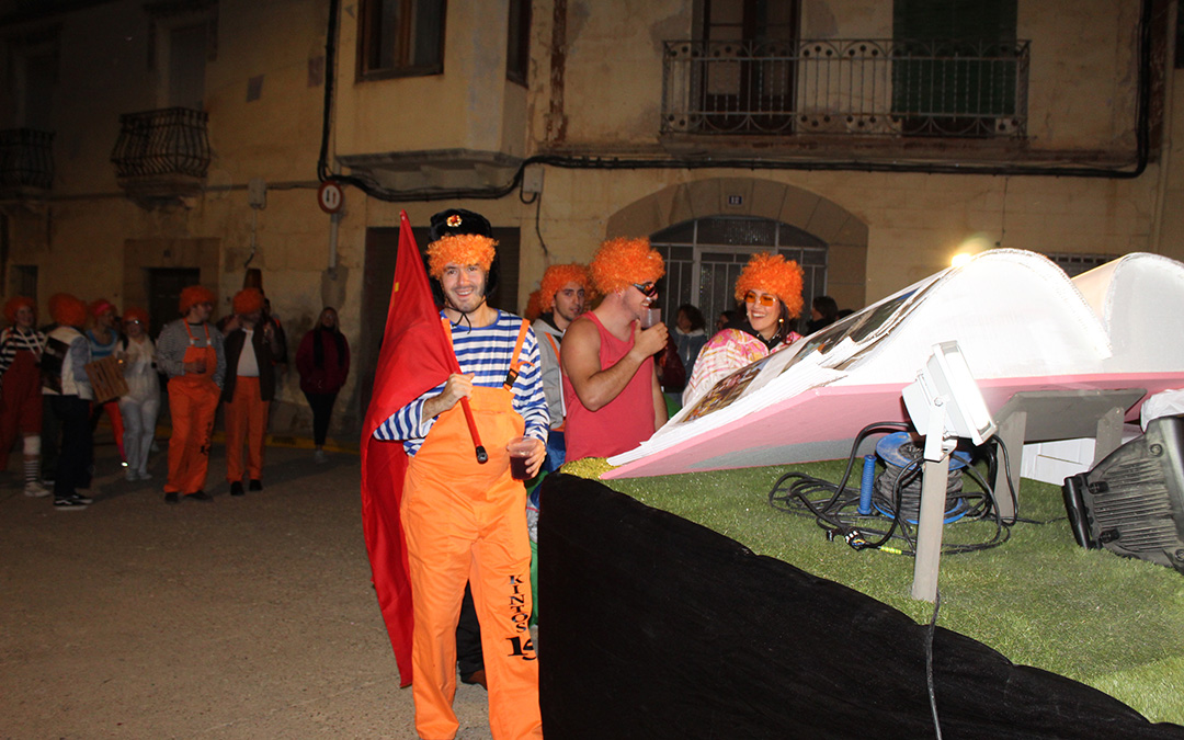 Desfile de carrozas y proclamación de reinas en Valjunquera. / B. Severino