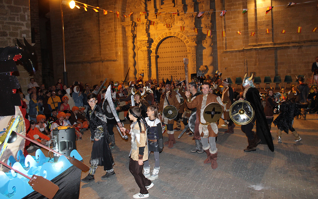 Desfile de carrozas y proclamación de reinas en Valjunquera. / B. Severino