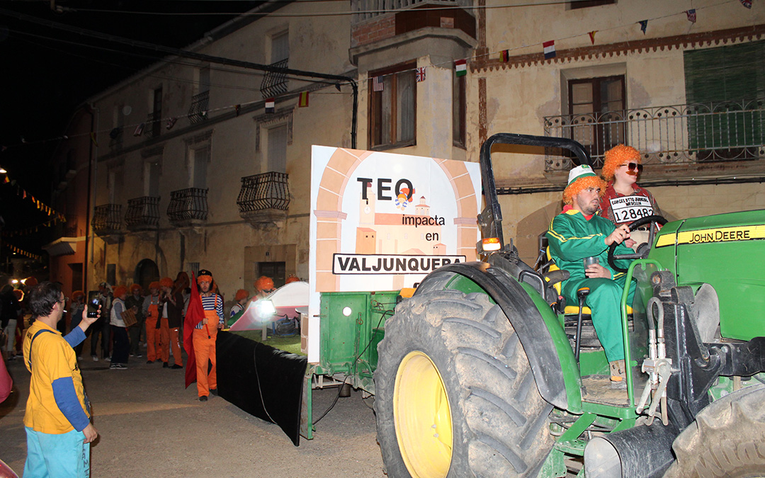 Desfile de carrozas y proclamación de reinas en Valjunquera. / B. Severino