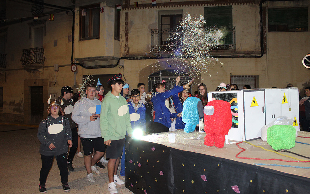 Desfile de carrozas y proclamación de reinas en Valjunquera. / B. Severino