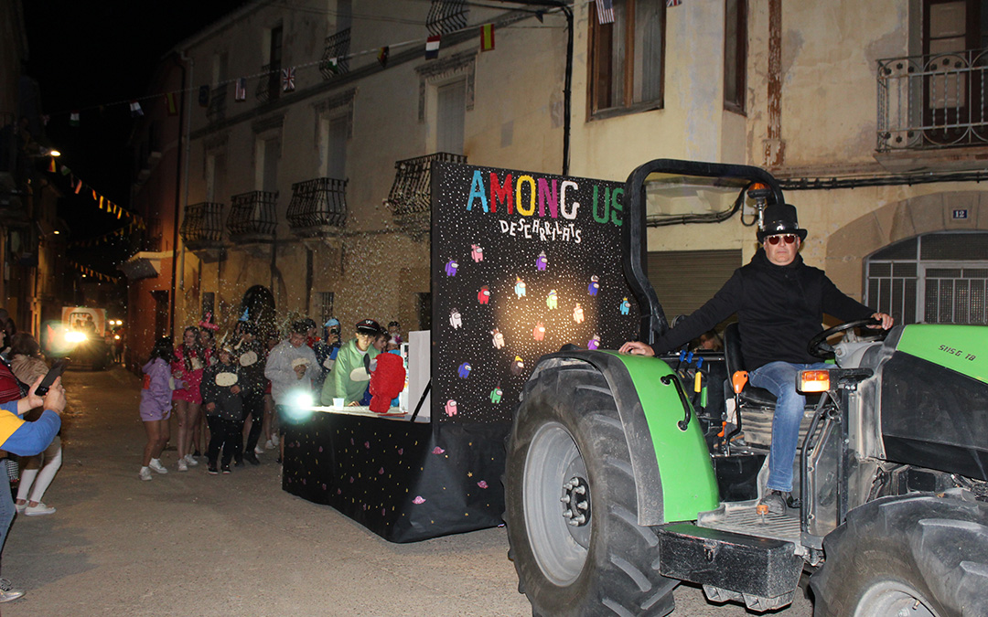Desfile de carrozas y proclamación de reinas en Valjunquera. / B. Severino