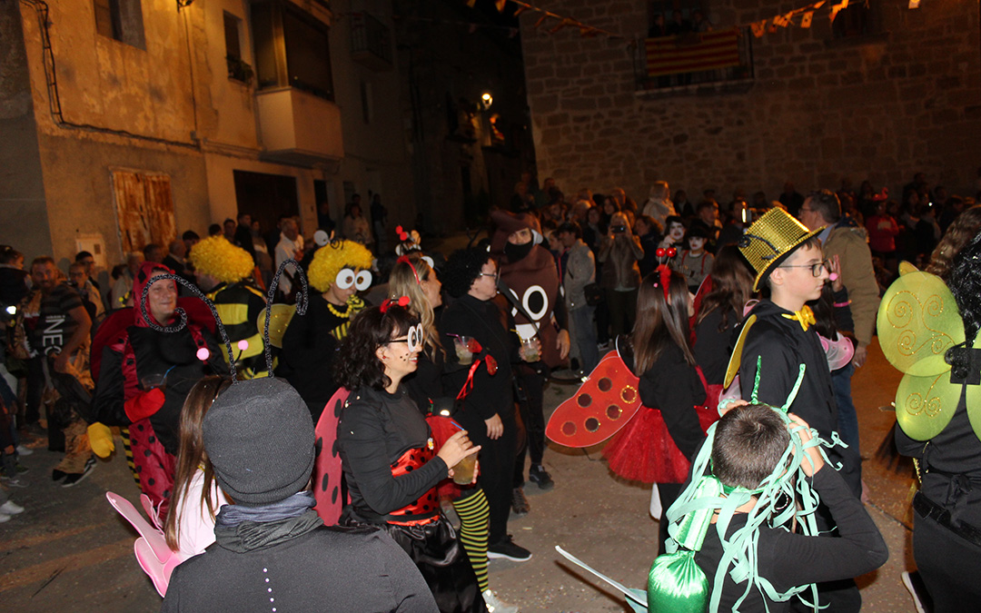 Desfile de carrozas y proclamación de reinas en Valjunquera. / B. Severino