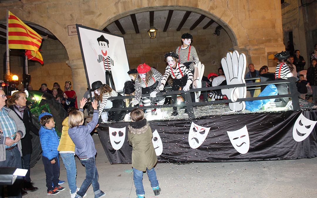 Desfile de carrozas y proclamación de reinas en Valjunquera. / B. Severino