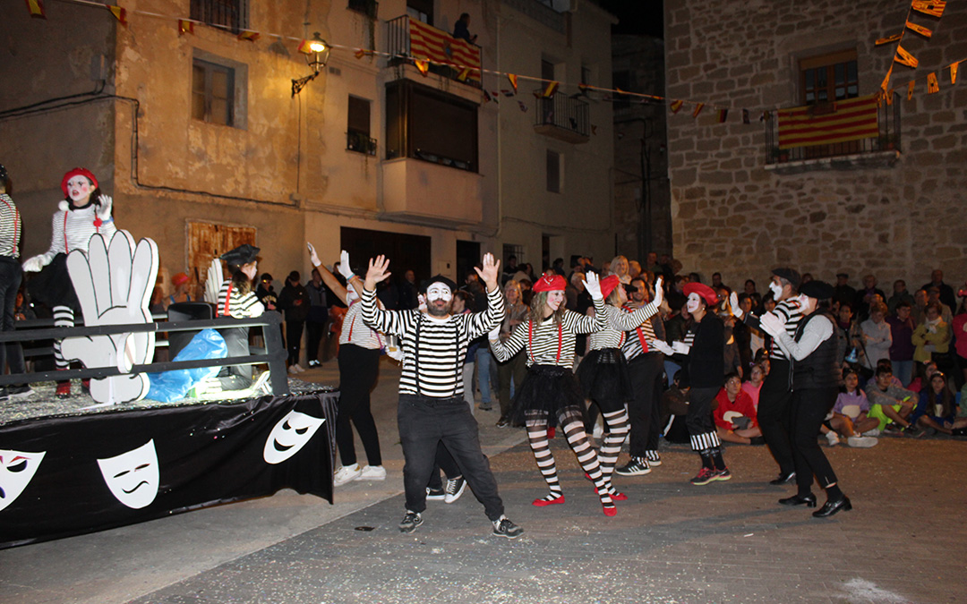 Desfile de carrozas y proclamación de reinas en Valjunquera. / B. Severino