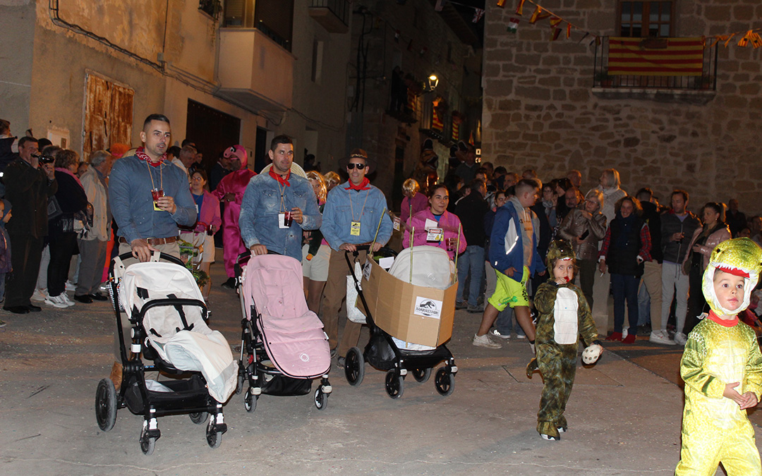 Desfile de carrozas y proclamación de reinas en Valjunquera. / B. Severino