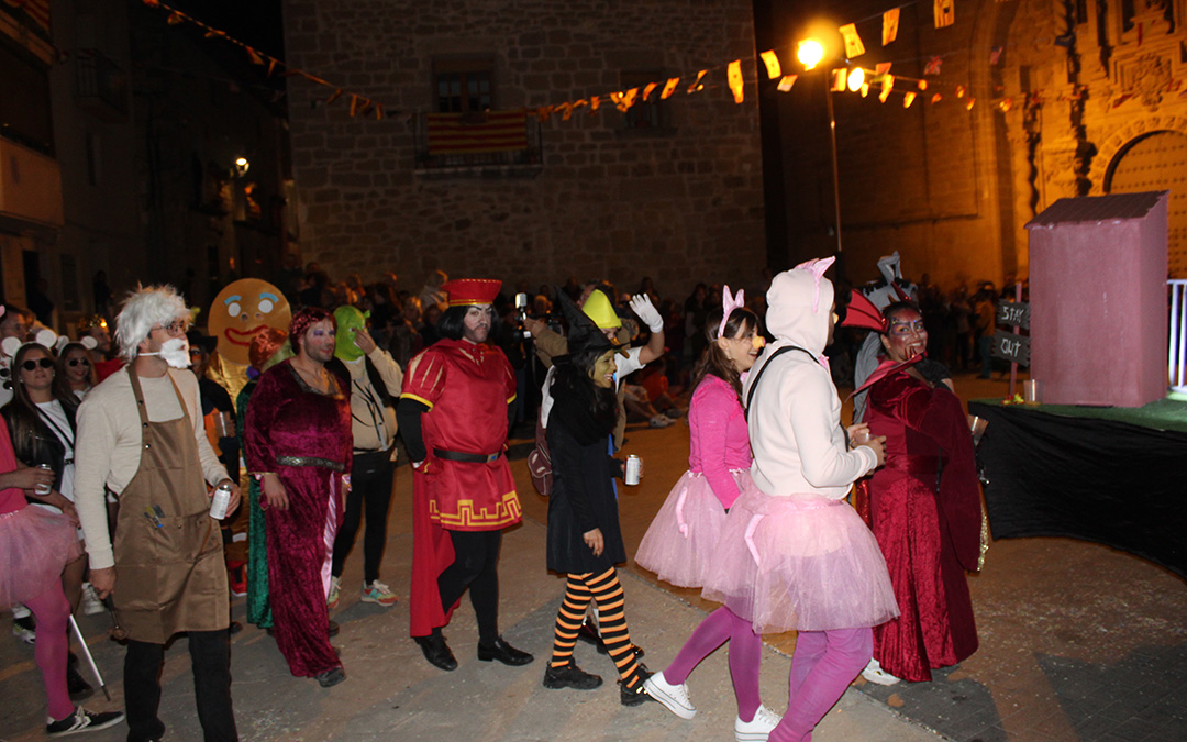 Desfile de carrozas y proclamación de reinas en Valjunquera. / B. Severino