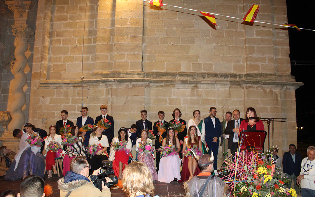 Desfile de carrozas y proclamación de reinas en Valjunquera. / B. Severino