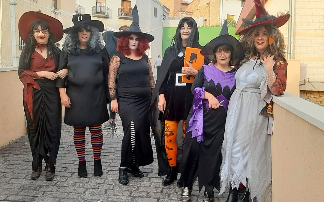 Halloween se vivió en las calles de Valjunquera donde el vecindario trabajó a fondo la caracterización de los personajes que salieron a vagar por los rincones. / Esperanza Miravete