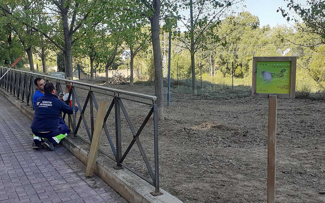 Labores de vallado y señalización de la zona de convivencia entorno a la Escuela Infantil de La Selveta./ Ayto. de Alcañiz