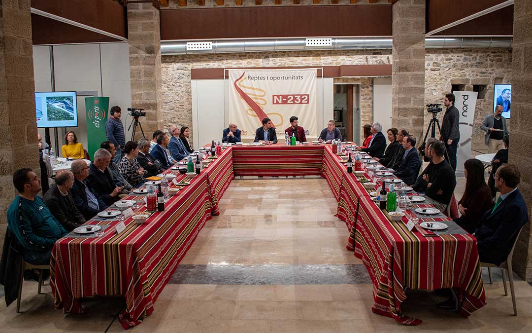 Imagen del encuentro donde medio centenar de empresarios y políticos del eje Alcañiz-Morella-Vinaròs analizaron las oportunidades de la nueva N-232./ Ajuntament Morella