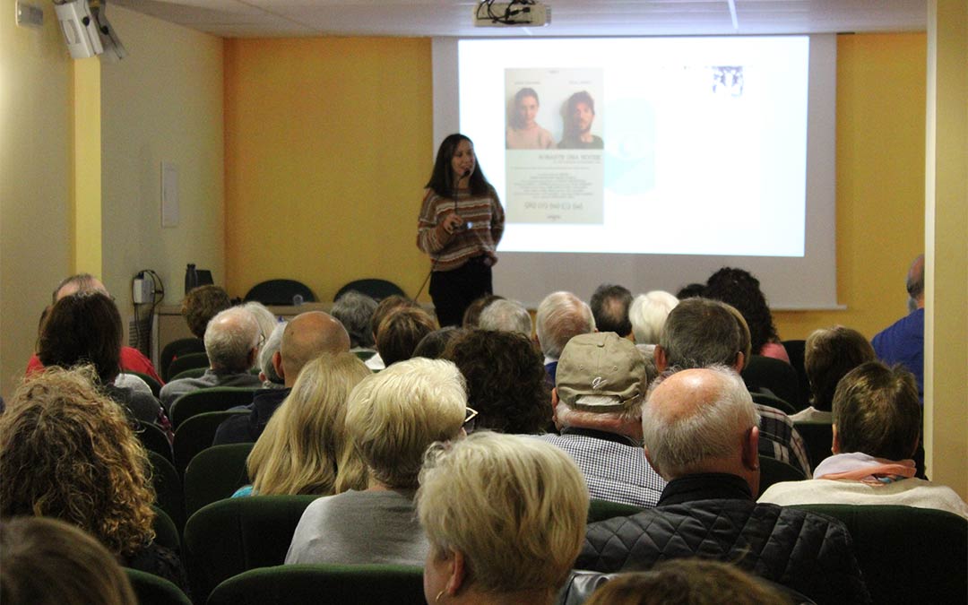 Laura Borruey, terapeuta ocupacional de ASADICC, presentó los cortometrajes./ P.S.