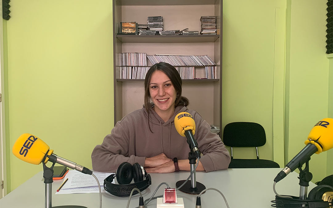 Laura Borruey, terapeuta ocupacional de ASADICC, en Radio Caspe./ P.S.