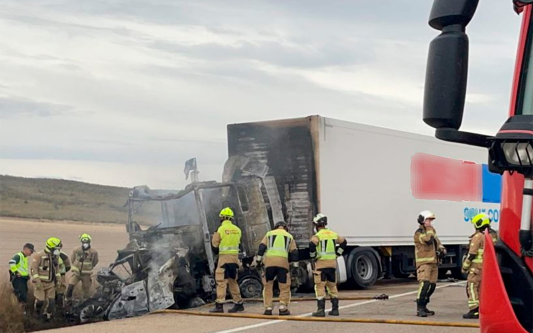 El turismo se ha incendiado tras el accidente./ DPZ