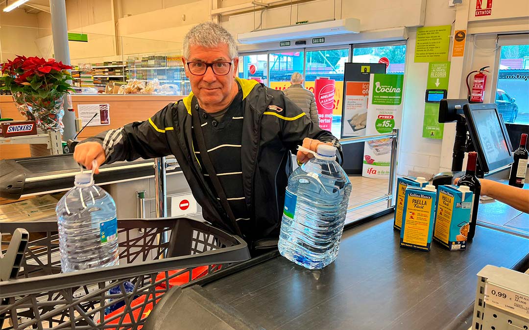Vecinos de Caspe comprando agua debido al corte por turbidez./ E.P.