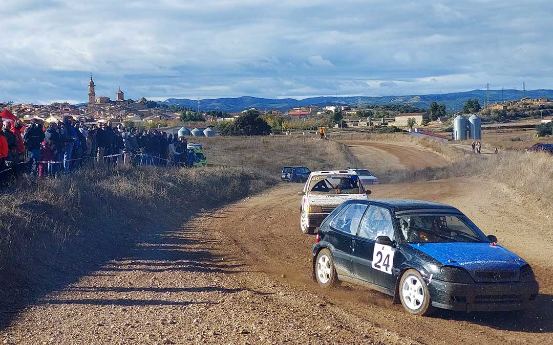 Decenas de personas han asistido al Autocross de Aguaviva./ J.L.
