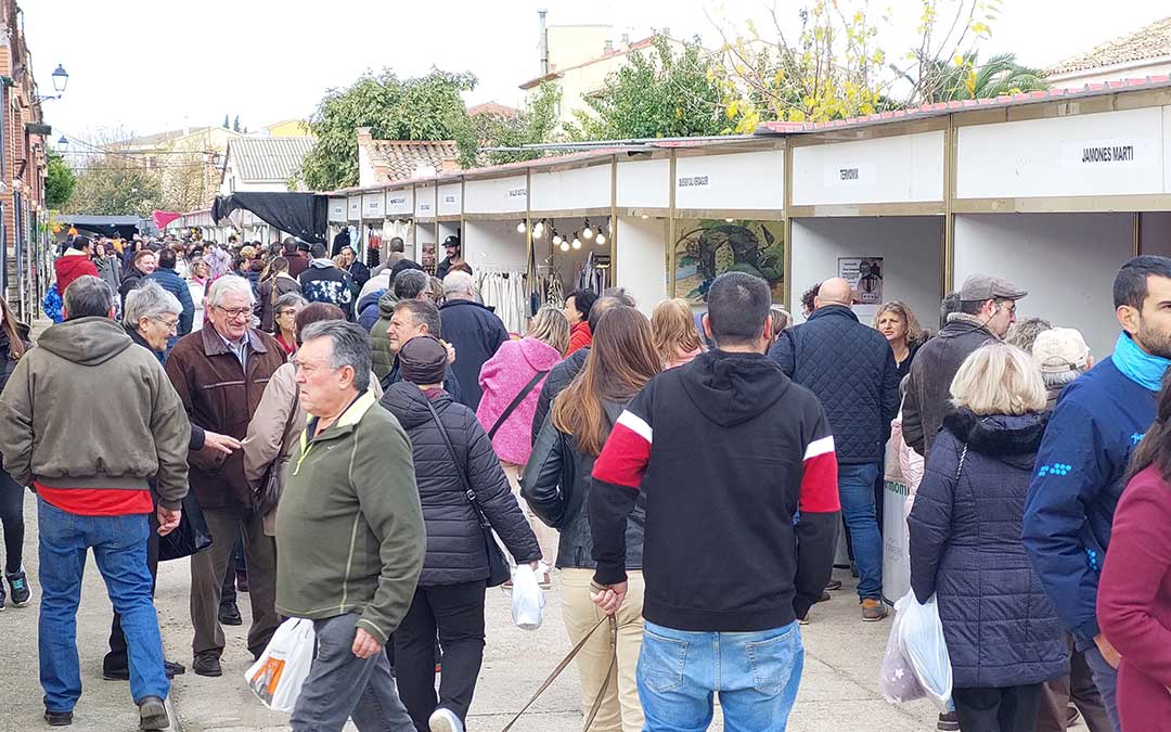 Centenares de personas han acudido al recinto ferial/ J.L.