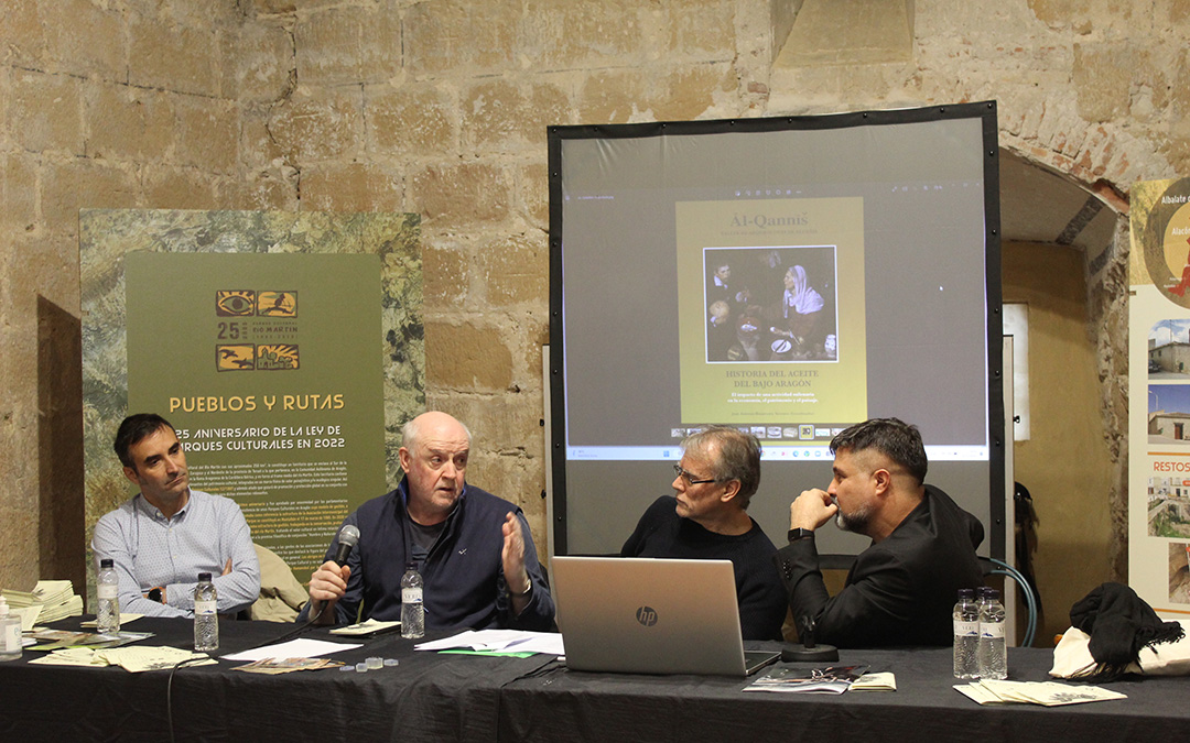 Charla sobre el aceite con Javier Sánchez, José Antonio Benavente y Alberto Bayod moderada por José Ángel Guimerá. De fondo, la portada del libro que recogerá la historia del aceite. / B. Severino