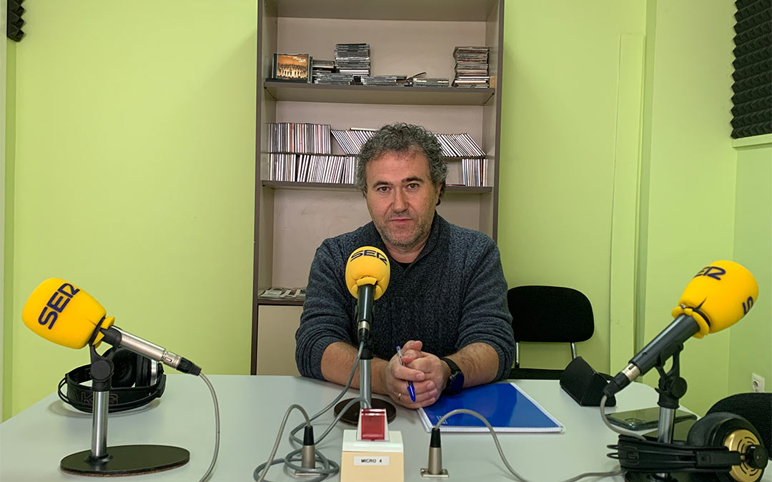Alberto Abad, de la Fundación social de Cáritas Zaragoza, en Radio Caspe./ P.S.