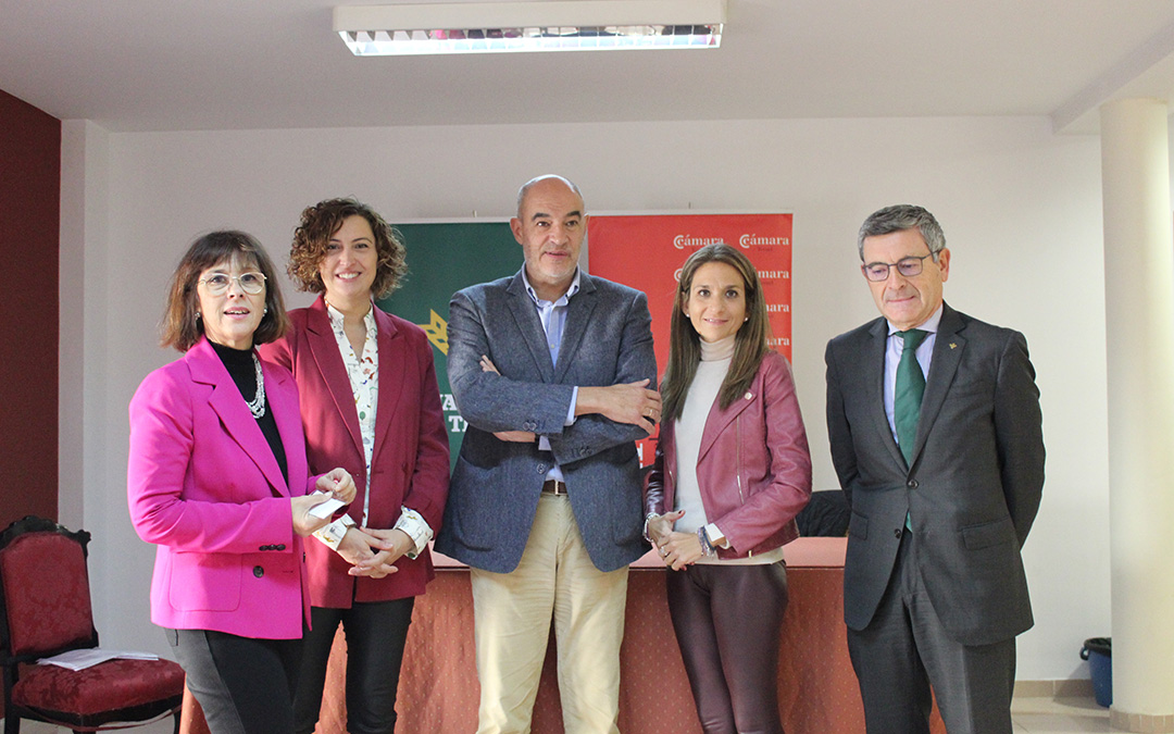 Presentación de la Feria de Empleo Joven. De izda. a dcha.: Guadalupe Martínez (Cámara de Comercio Alcañiz), Irene Quintana (Ayuntamiento), Santiago Ligros (Secretario General Cámara), Patricia Utrillas (directora Inaem Teruel) y Ángel Espinosa (director Caja Rural de Teruel). / B. Severino