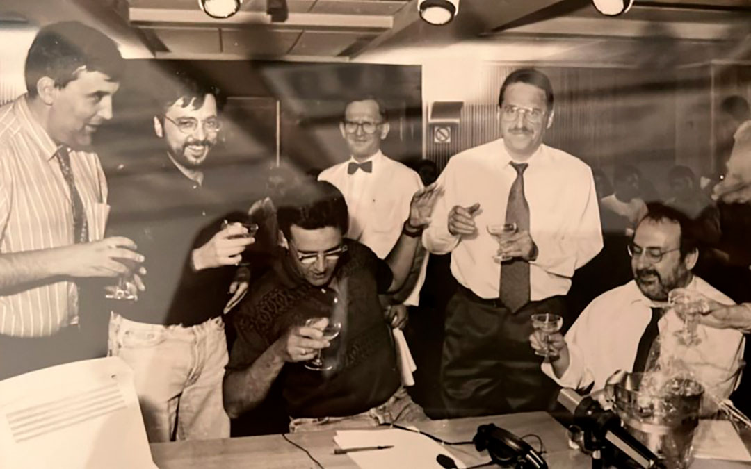 Imagen compartida por José Ramón de La Morena en la que aparece junto a Alfonso Azuara y el resto del equipo de 'El Larguero' de la Cadena SER en 1995./ Twitter @jrdelamorena