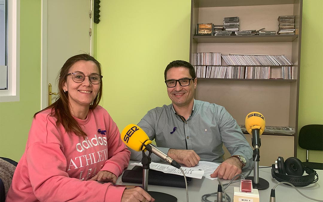 Ana Jarque, consejera comarcal de Servicios Sociales e Igualdad, y Cristian Poblador, presidente comarcal, en Radio Caspe./ P.S.