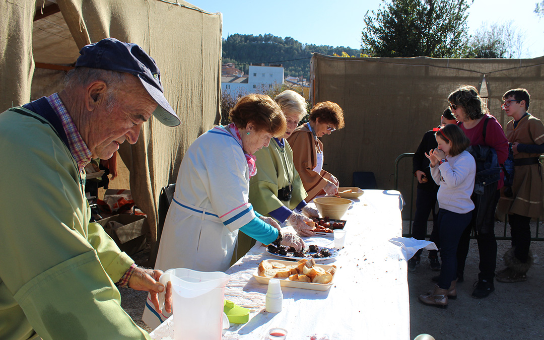 La Asociación de la Tercera Edad se encargó de la tradicional degustación de embutido de domingo. / B. Severino