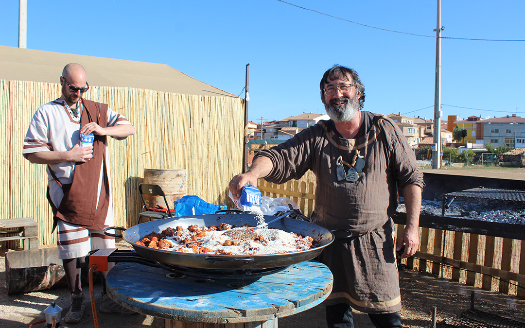 Cocinero en el Clan del Ciervo en la soleada tarde de domingo. / B. Severino
