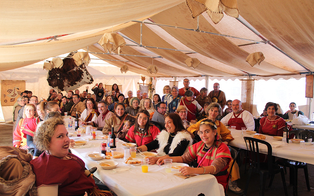 Parte del Clan del Lince disfrutando de la comida en el campamento de la XIV Lakuerter Íbera de Andorra. / B. Severino
