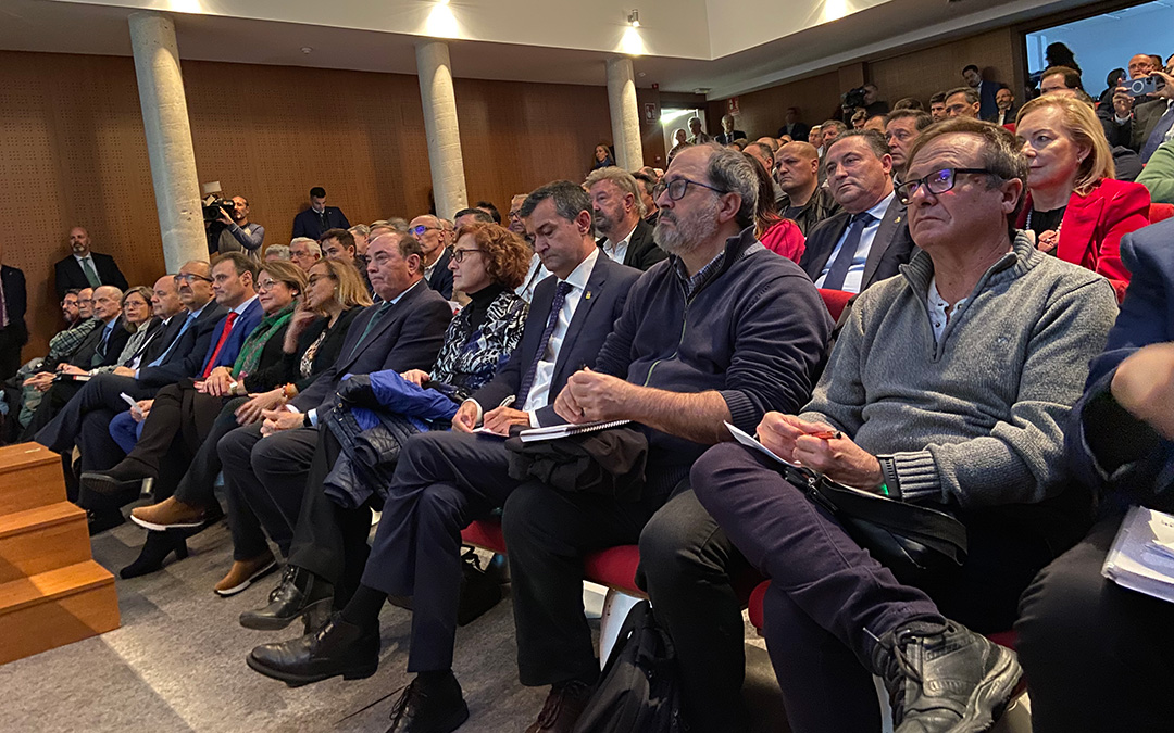 Agentes políticos y sociales del territorio, en la presentación del convenio de transición en Andorra. / Alicia Martín